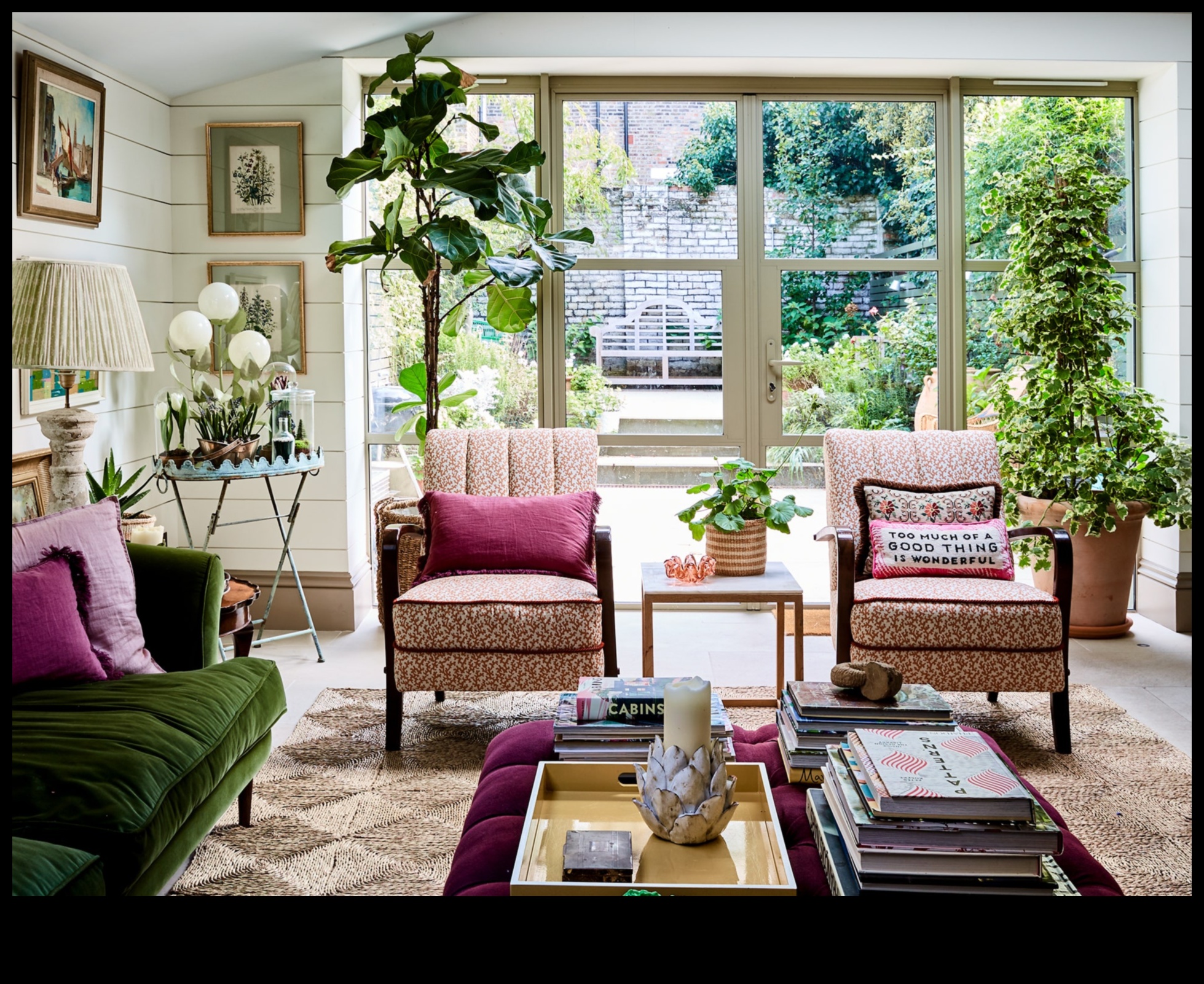 Există sugestii de decor ecologic de care să țineți cont atunci când proiectați o casă durabilă?