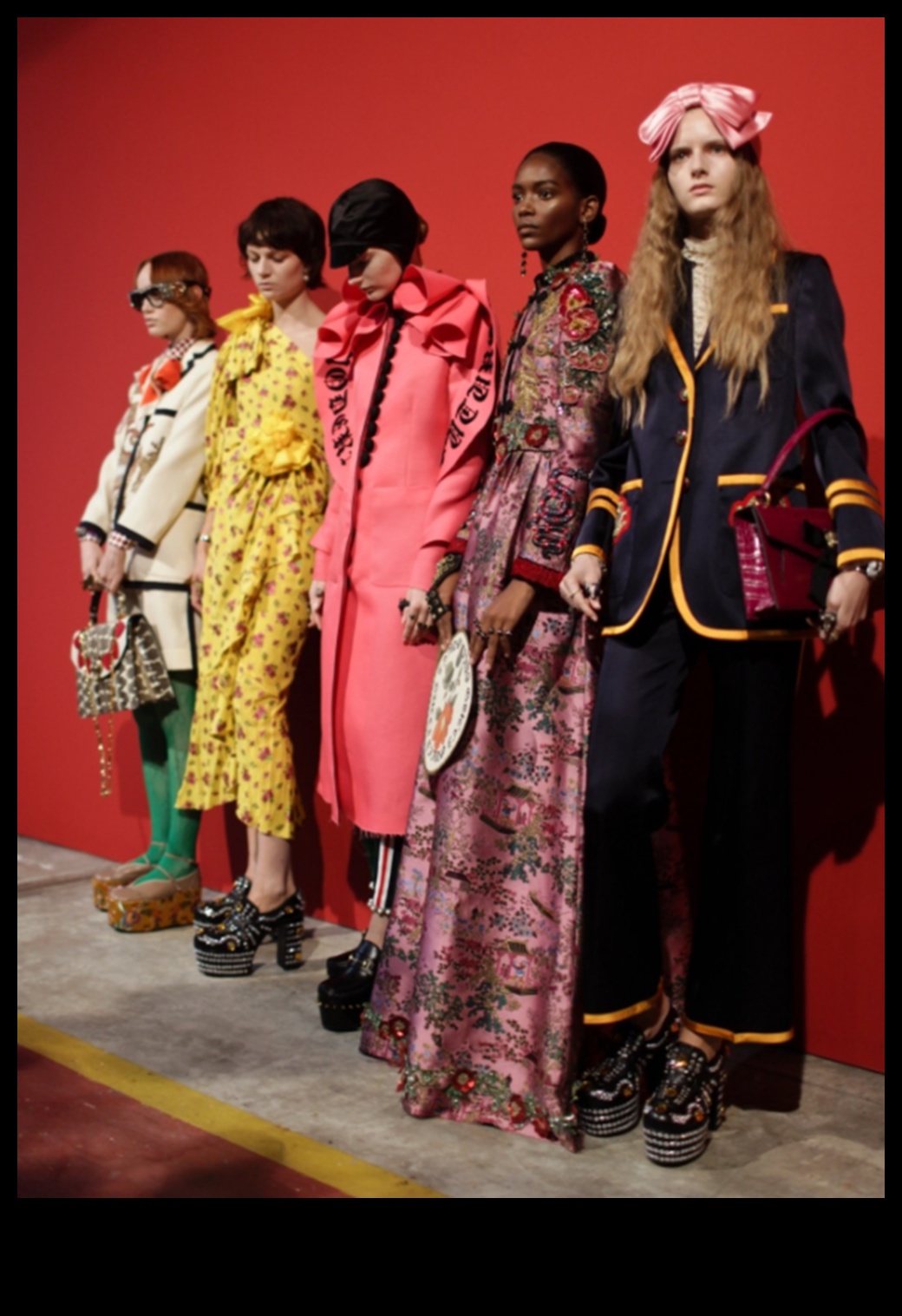 High-Tech Glam Cum ținutele moderne redefinesc standardele modei 4 High-Tech Glam: ținute moderne care redefinesc standardele modei