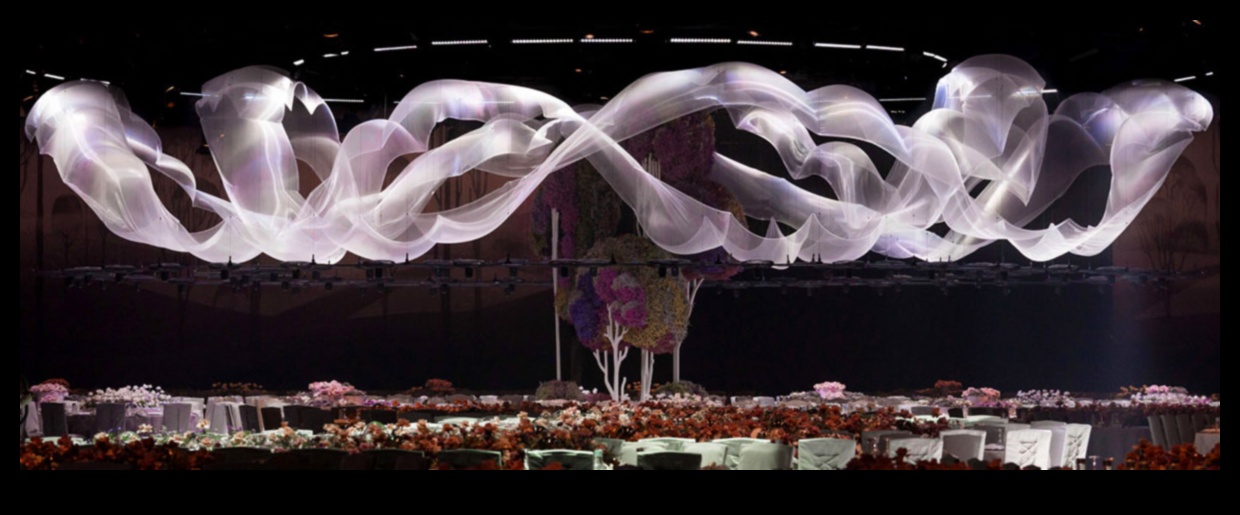 Eleganță eterică: țesăturile aerisite sunt în centrul atenției