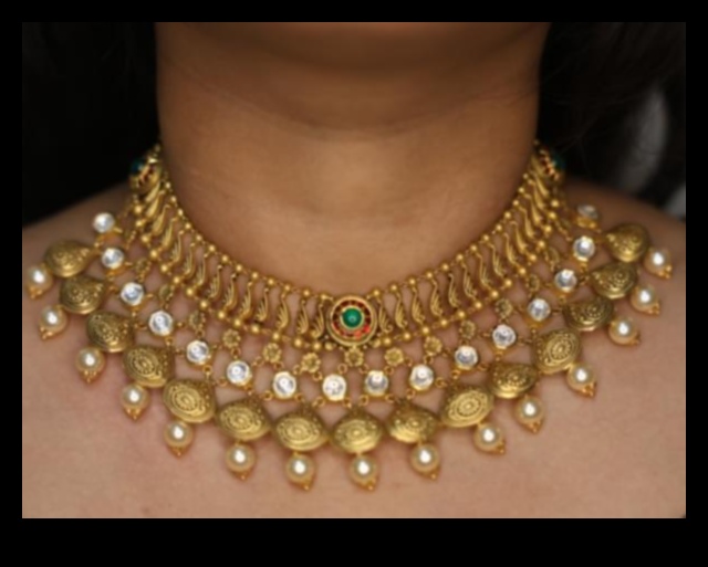 Golden Grace: Iluminează-ți Aura cu Chokers Orned-Aur