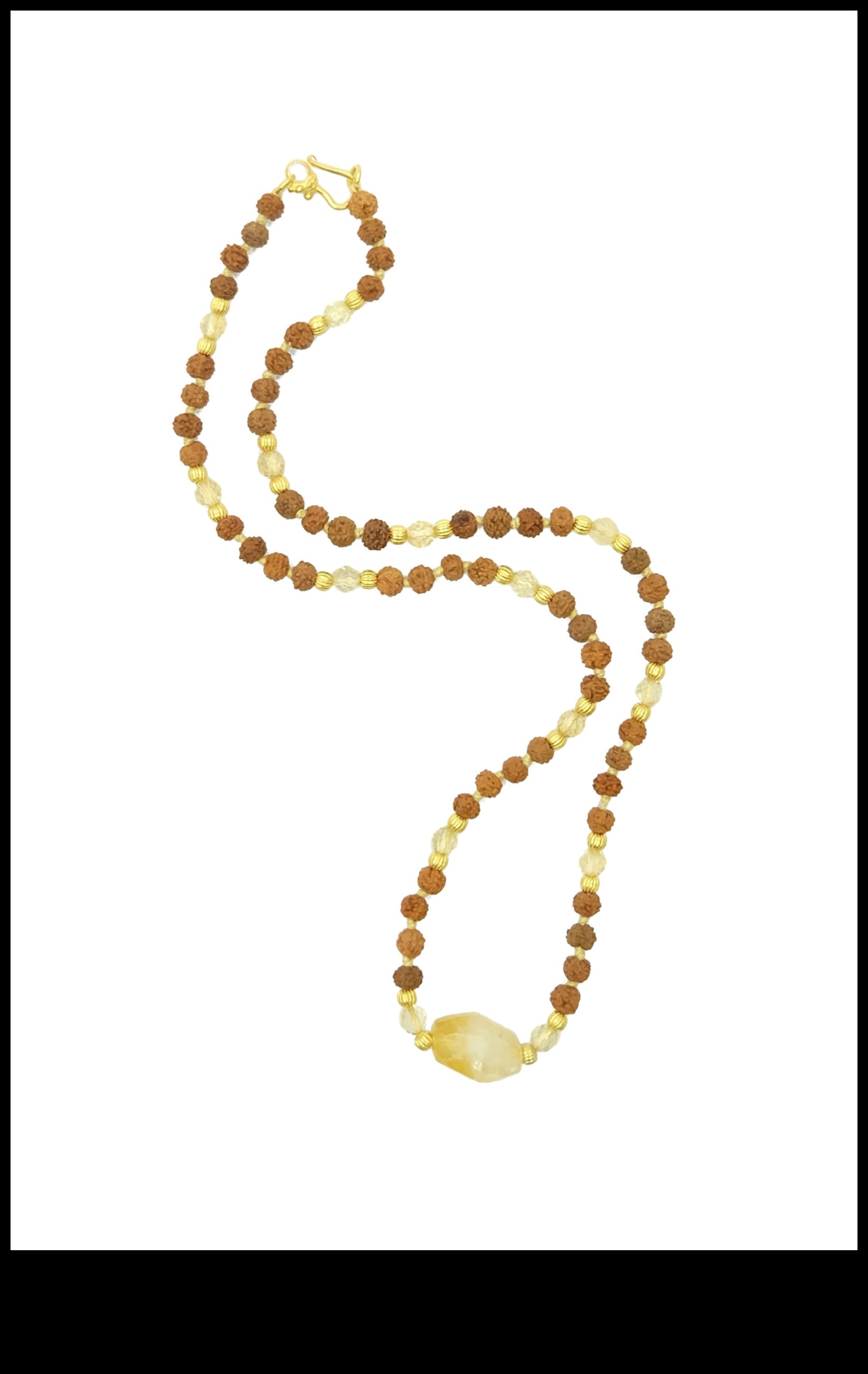 Golden Grace: Iluminează-ți Aura cu Chokers Orned-Aur