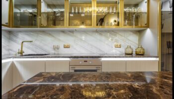 Modalități elegante de a folosi alama în decorarea interioară