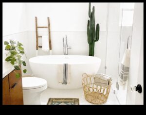 Care sunt câteva idei de decor boeme pentru baie pentru un spațiu mic?