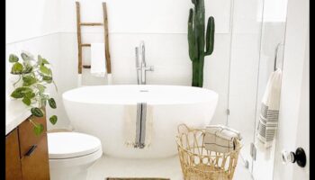 Care sunt câteva idei de decor boeme pentru baie pentru un spațiu mic?